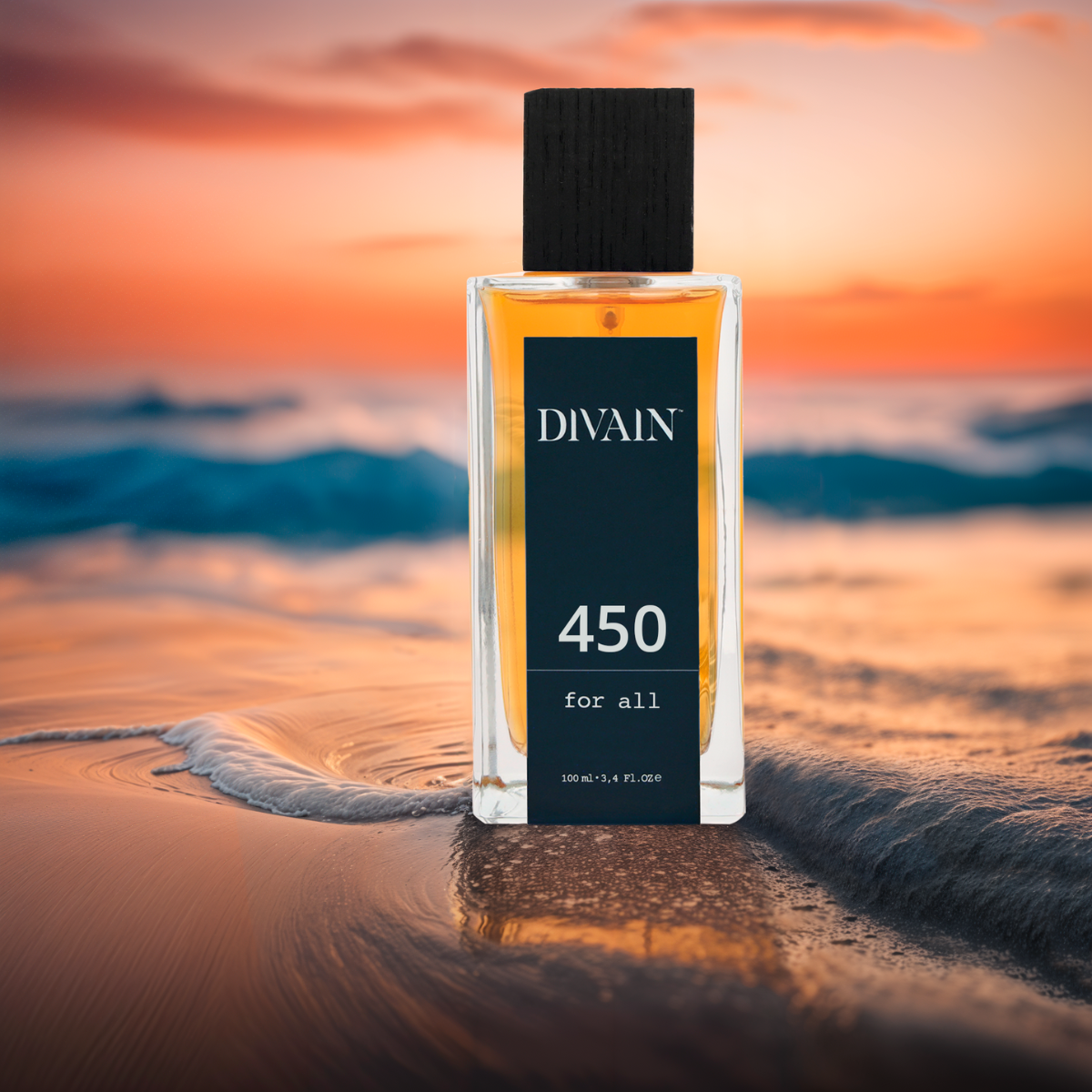 Parfum divain-450 op de kust bedekt door de golven op de achtergrond