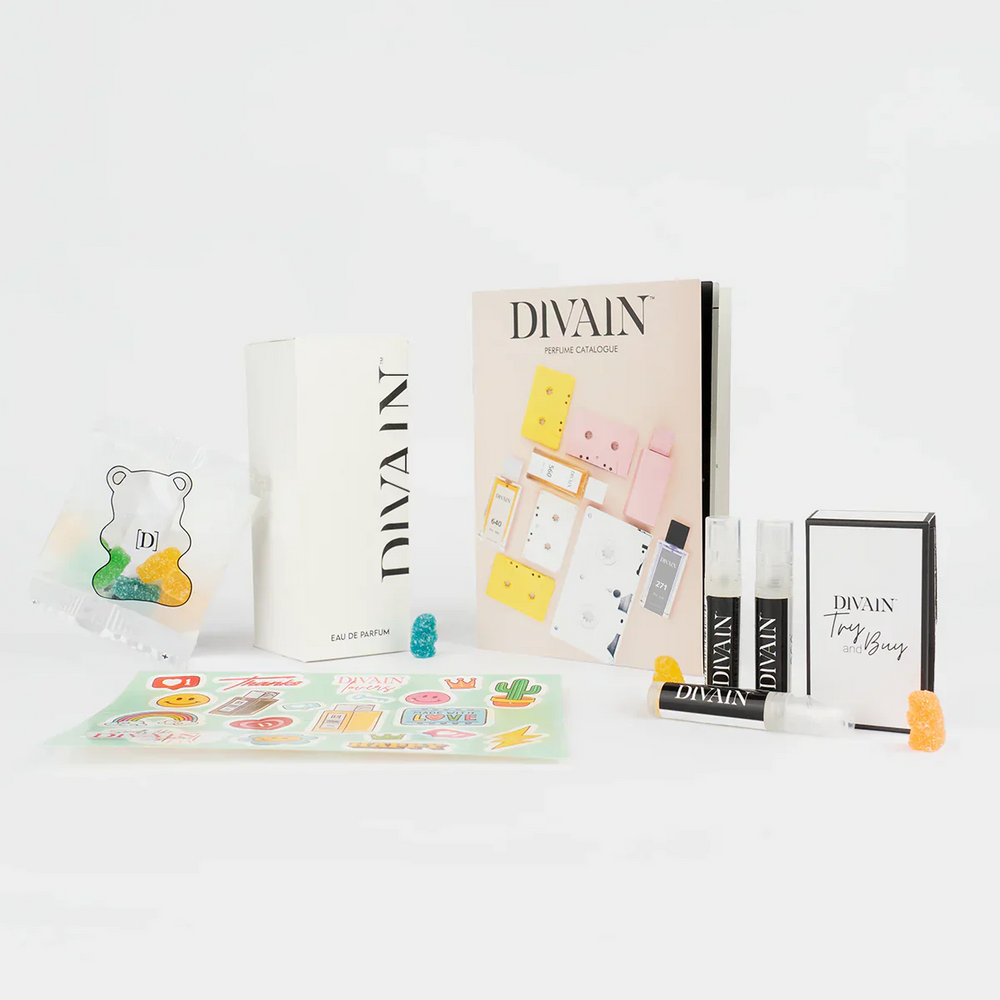 Open divain-pakket met het parfum divain-197, stickers en snoepjes
