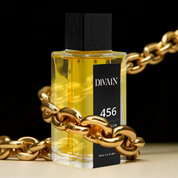 Parfum divain-464 omringd door een gouden ketting 