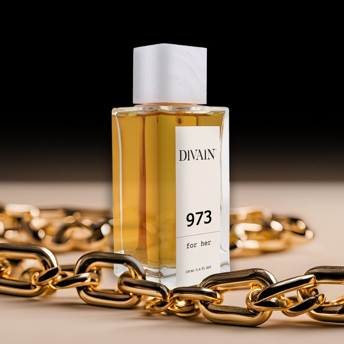 Parfum divain-973 omringd door een gouden ketting die een gevoel van luxe geeft.