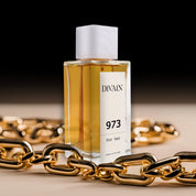 Parfum divain-973 omringd door een gouden ketting die een gevoel van luxe geeft.